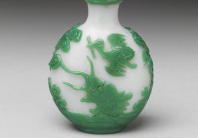 图片[2]-Green-overlay glass snuff bottle with dragon and pavilion design.-China Archive